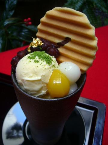 千寿せんべいを活かしたパフェ。食べごたえあり!