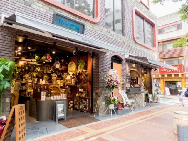 市場のような活気あふれる空間が魅力◎
非日常の空気を味わって働けます！