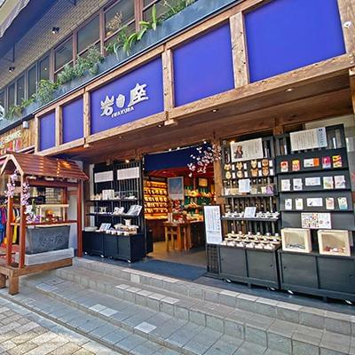 学生・フリーターなど幅広い年代が活躍中！
柔軟に対応できるシフトや手厚い待遇が魅力の職場です◎