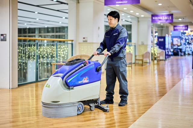 【開店前清掃・営業中店内清掃】1日3時間程度のお仕事！交通費支給！WワークもOK！商業施設の清掃スタッフ