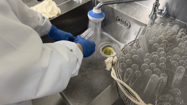 【レアな試験補助のお仕事】嬉しい土日・祝日休み／未経験から始められます！まずは職場見学もOK自社製品（抗菌・防カビ剤）の性能評価試験補助