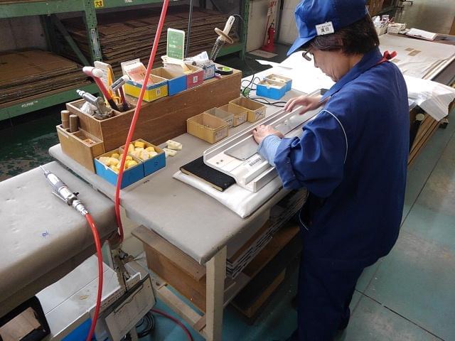 綺麗な職場で、机で黙々軽作業です！
ご応募お待ちしています。