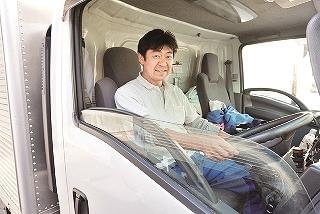 当社専用のユニフォームを着て、今日も安全運転!!「いってきます!!」