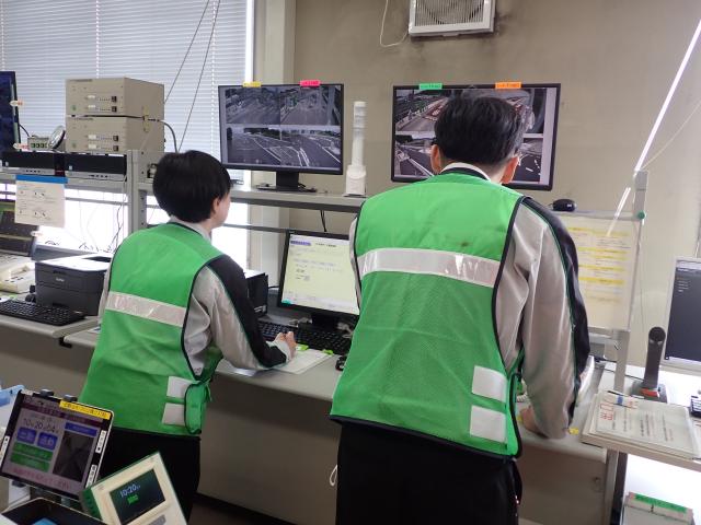 お客様の安心を支える、高速道路のサポート役です／未経験歓迎！※定年満63歳制高速道路料金所のサポート事務・料金収受スタッフ