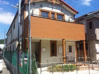 近鉄「河内国分駅」から徒歩5分、JR「高井田駅」から徒歩8分の場所にある小児クリニックです。