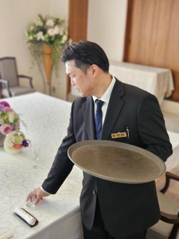 ＜サービススタッフ＞お祝いの席にあなたのステキな笑顔を添えた接客を！　資格・経験問わずスタート可能披露宴及び宴会運営スタッフ