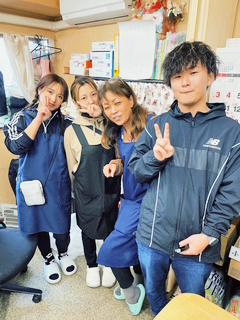 30代〜60代まで幅広く活躍中!
色々な世代のスタッフと楽しく&仲良く働けますよ◎