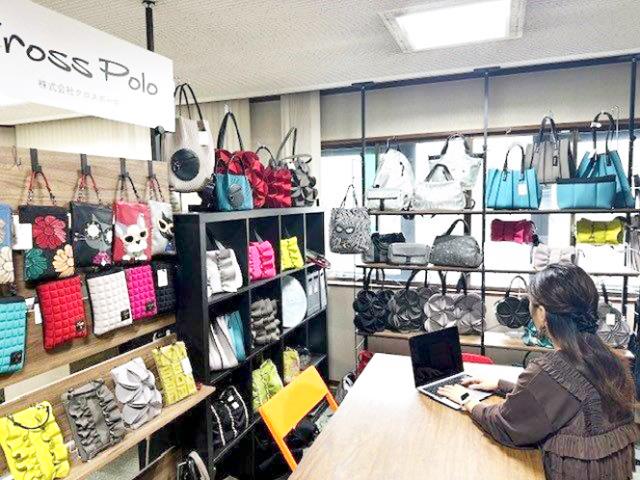 「このバッグ、素敵！」気に入った商品があればサンプルをGETできますよ。社員割引販売もあり♪