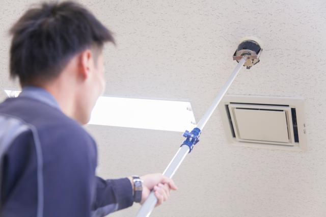 火災感知器の点検(写真)や、その交換工事が中心。幅広いスキル&専門資格が身に付きます◎