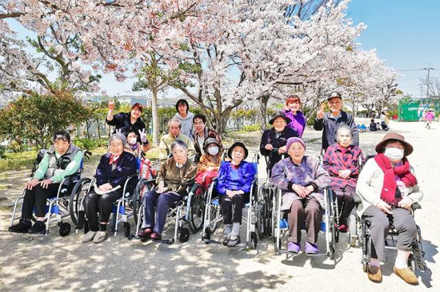 働き方改革推進による増員スタッフ大募集！！
幅広い層のスタッフが活躍しています！！