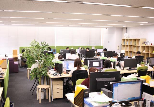 出勤時間は<8:45〜17:30>or<10:00〜18:45>の2パターン。ライフスタイルに合わせて選べます。