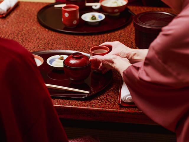 調理スタッフが思いを込めて作ったお料理をさらにおいしく演出するのが客室係のお仕事です!産地やお召し上がり方、お料理の由来など楽しくご紹介します。