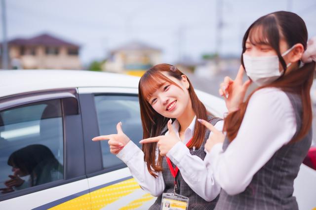 英語スキルを活かせる!教習所の受付事務/未経験可/昨年より年間休日増/残業少なめ/育児支援制度あり自動車教習所の受付事務