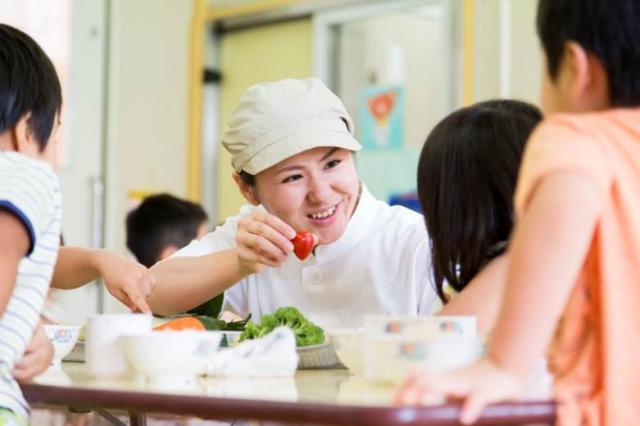 女性スタッフ比率99%◎お子様へのお料理提供のお仕事。アレルギー食や離乳食に関する知識など、子育て経験が活かせます!