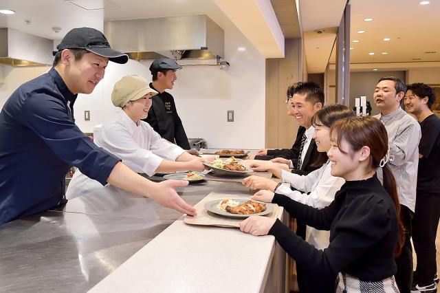 プライベートと両立し易い柔軟シフト♪お料理の盛付け・味付けのチョイ技を持ち帰れます◎チームでの達成感が何よりのヤリガイ！