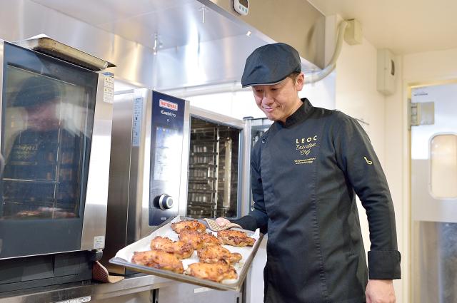 プライベートと両立し易い柔軟シフト♪お料理の盛付け・味付けのチョイ技を持ち帰れます◎チームでの達成感が何よりのヤリガイ！