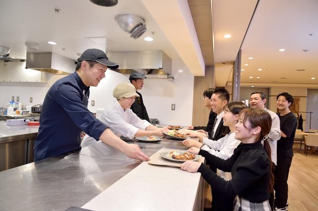 プライベートと両立し易い柔軟シフト♪お料理の盛付け・味付けのチョイ技を持ち帰れます◎チームでの達成感が何よりのヤリガイ！