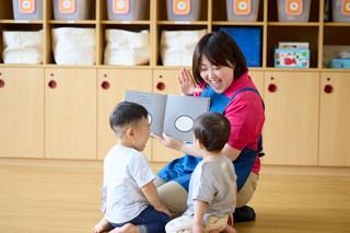 「寝屋川市駅」より徒歩7分の好立地＆車通勤可能☆パートさんにも賞与や処遇改善手当などの充実した待遇があり安心です◎日祝休みでワークライフバランスばっちり♪教育アシスタントとしてご活躍ください！
