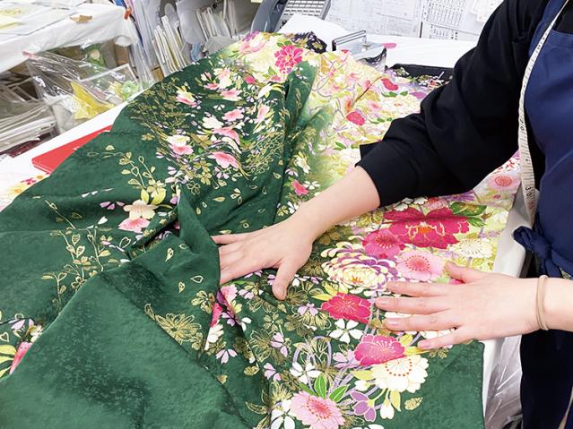 各店舗常時200着以上の豊富なラインナップ♪『ジョイフル恵利』の振袖レンタル事業を支えてください！