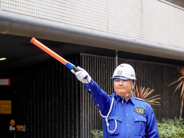 ＜交通誘導／駐車場警備＞土日祝休みもOK！現場多数あり。月給24万円／各種手当あり［1］交通誘導スタッフ
［2］駐車場警備（セキュリティスタッフ）