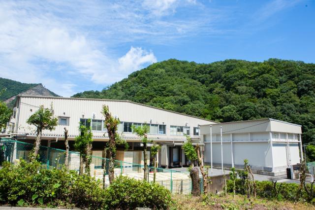 小田急小田原線「本厚木」駅〜工場の送迎バスあり。
広々とした自然に囲まれた工場で働きませんか♪