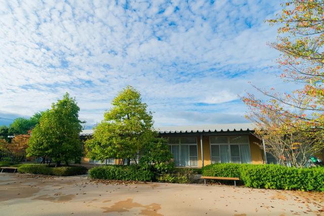 （受付事務スタッフ）9:00〜13:00の“午前4時間”勤務で、家庭や子育てと両立しやすい働き方です受付事務スタッフ