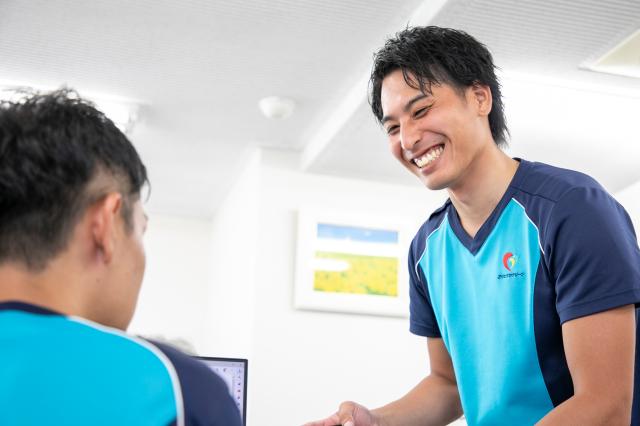 入浴介助のみに特化したサービスで、未経験・無資格でも始められるお仕事です。
三人一組で協力しながらのサービス提供で不安も少なく、わからないことは先輩が丁寧にアドバイスします。
