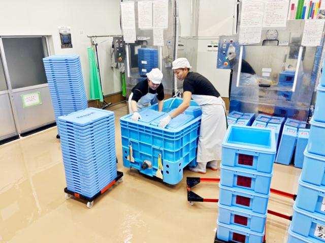 【姫路市】容器洗浄◇兵庫県学校給食指定工場でのお仕事！30代・40代の女性活躍中♪容器洗浄スタッフ