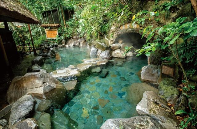 温泉や自然が好きな方は大歓迎。
緑に囲まれた環境のなかでお客様をお迎えするお仕事です。