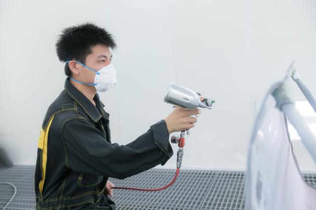 世界トップブランド・イタリアUSI社製の塗装ブースを完備。空調完備の快適空間でどんどん腕を磨けます｡