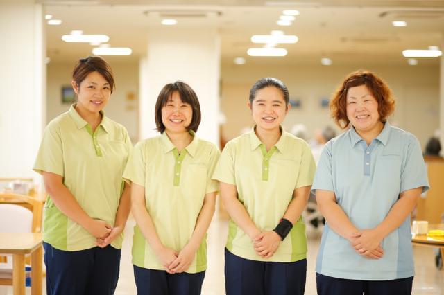 ▲若手からママさん・大ベテランまで幅広く活躍中。庭には“蔵と池”があり日本庭園のような雰囲気です。