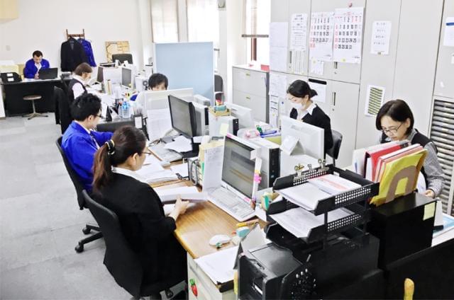 大手の販売先や仕入先など、いろんな業種のお客様と取引があるので、景気に左右されない安定感も魅力です。
