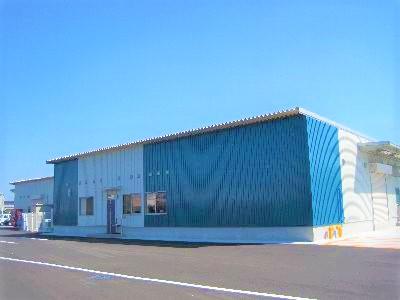 フットワークの軽さが光る販売スタッフ、コツコツ作業が好きな加工スタッフ、選べる職種がポイント!