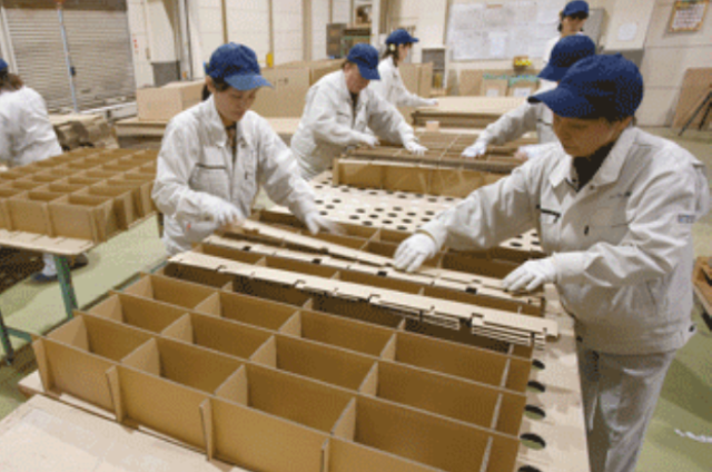 どちらの職場も、チームワーク抜群!
力を合わせ、息を合わせ、テキパキ作業を進めています。