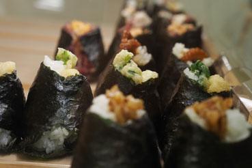 “まかない”あり♪山田村ファンの方、必見です◎
大好きなおにぎりに囲まれて楽しく働きましょう！