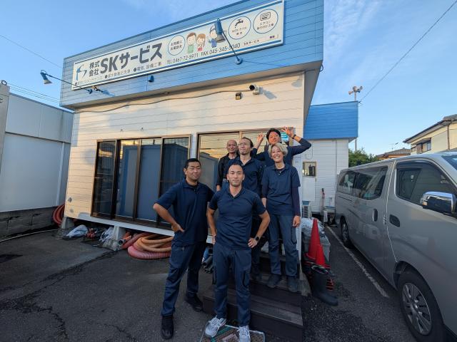 清掃用具を持ってマンションなどに訪問作業します。みんな未経験から始めました!