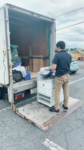OA機器なので積み下ろしは、基本トラック後部に備え付けのリフトで行います。