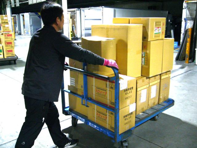 船橋物流センター内で台車に乗った荷物を、台車ごと所定の場所へ運んでいくお仕事です。