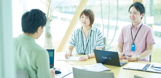 お客様とのコミュニケーションが大切な仕事です。笑顔あふれる明るい対応を心がけましょう!