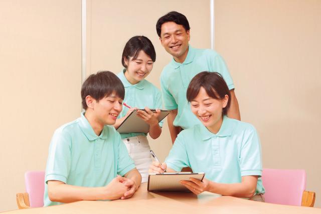 日当たりのいい2階建て、周辺は住宅街。マイカー通勤OKで通勤はらくらく◎若いスタッフが多く活気のあるホームですよ！