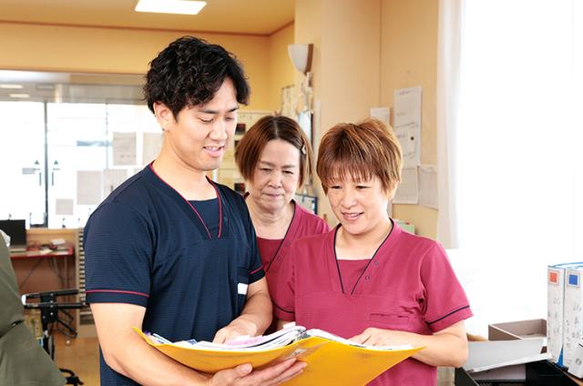 ＜介護付有料老人ホーム＞無資格OK　フルタイム勤務　実働7時間15分　賞与あり♪託児所完備介護スタッフ（日勤フルタイム）