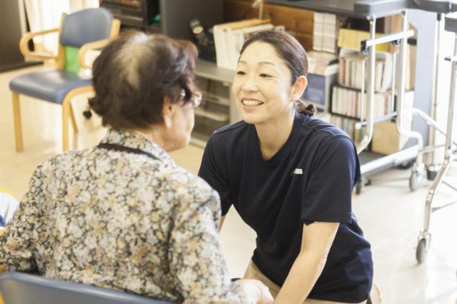 日曜定休。デイサービス利用者の健康管理やリハビリ、入浴補助をお任せします。賞与・退職金制度あり。看護職（デイサービススタッフ）