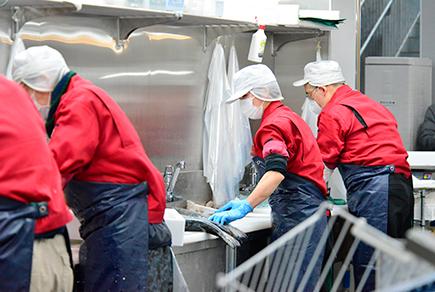 鮮魚加工は身につければ一生モノのスキルに。
テキパキ動いて、新鮮な魚介をお届けしましょう。