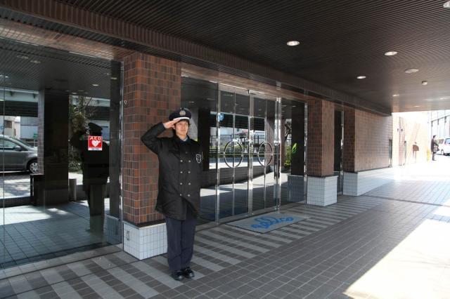 あなたの力を貸して下さい！日・週払いＯＫ！施設での案内警備！
雨でも安心の屋根の下での案内警備！日払い週払いOK！即日採用！