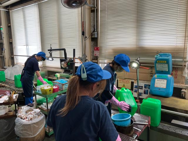 コチラは容器の仕分けと洗浄のお仕事です