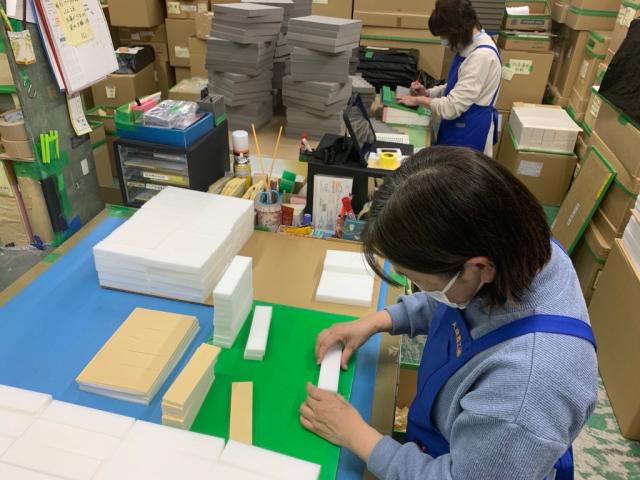 主婦活躍中！16時終業・平日週3日〜OKの働きやすさが魅力♪緩衝材などの箱詰め作業。未経験者歓迎。工場内軽作業スタッフ