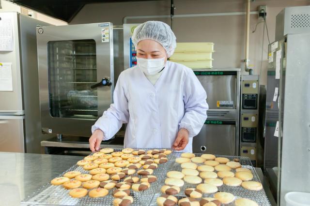 かわいい子どもたちの成長を支える調理員のお仕事。是非やってみませんか?3年以上勤務すれば、調理師の資格取得にチャレンジできますよ。