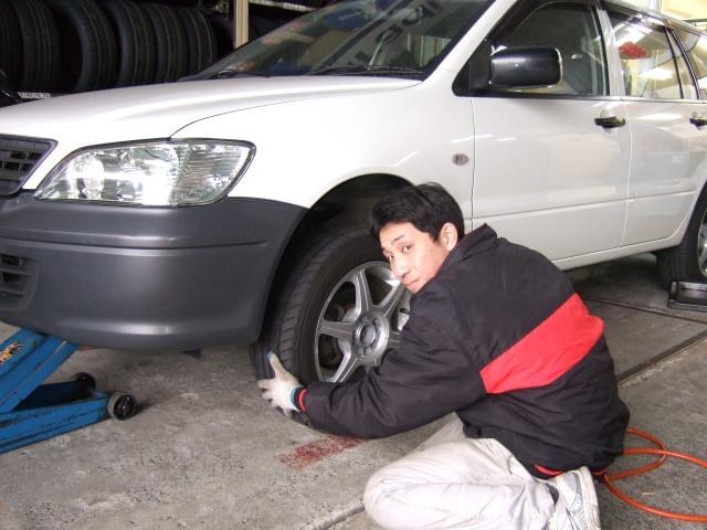 乗用車、トラック、フォークリフト、トレーラーなど、色々な車両に触れて磨かれていく技術!