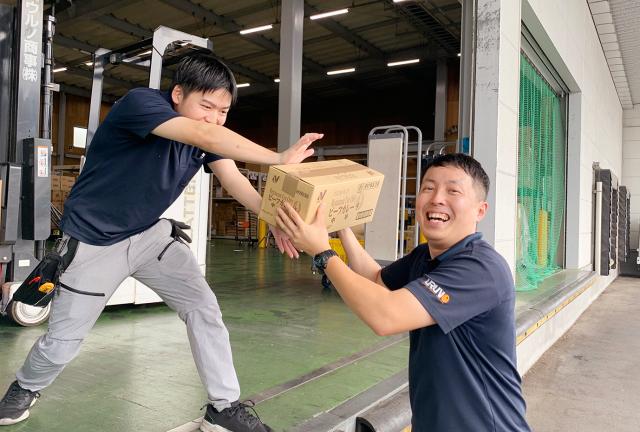 職場のムードメーカーEさんにインタビュー（30代前半／写真右）