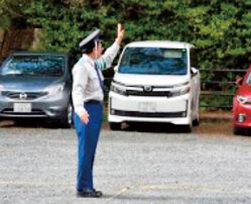 スタッフ増員大募集！日払い・週払いOK！（規定あり）中高年の男女活躍中！週1〜4日で応相談◎駐車場管理スタッフ